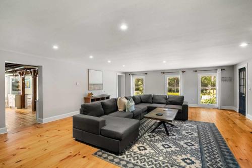 Dennis Haus | Steps to Dining Less than 1 mile to Bayside Beaches