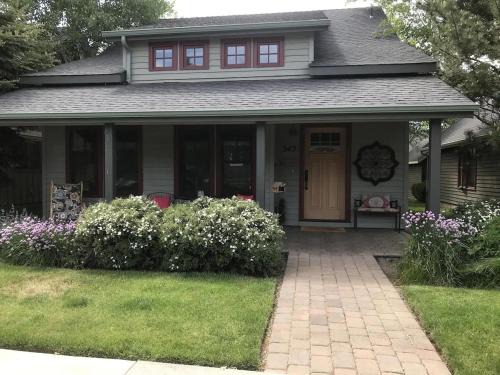 Sisters Haus | Steps to Downtown & Amazing Views-Hot Tub/Pool/AC