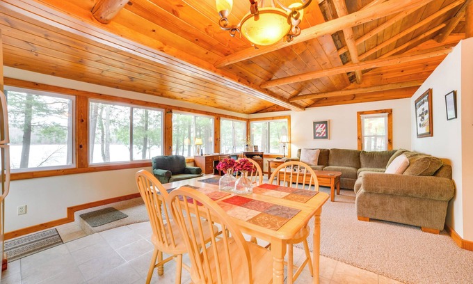 Levering Kabine | Steps to Lakefront: Dog-Friendly Cabin in Levering