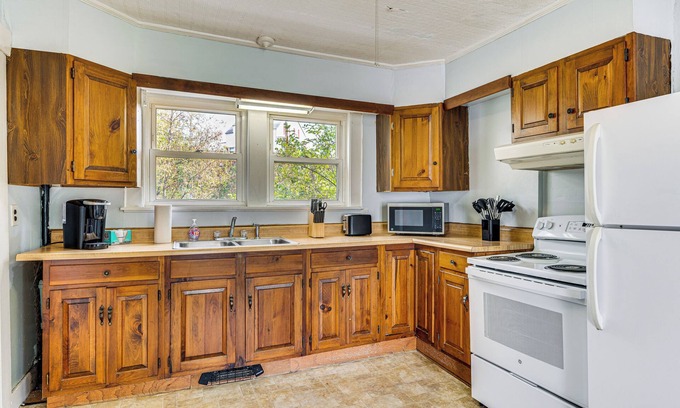 Colebrook Wohnung | Steps to Main Street: Cozy North Country Retreat