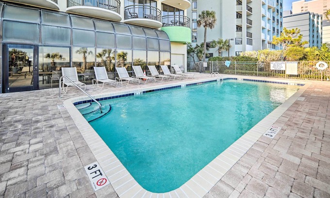Myrtle Beach Eigentumswohnung | Prime Location + Ocean View: Myrtle Beach Condo!