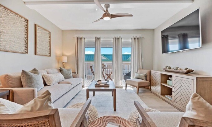 Saint Simons Island Eigentumswohnung | Steps to the Beach and Restaurants! Balcony Ocean View, Pool & Pickleball!