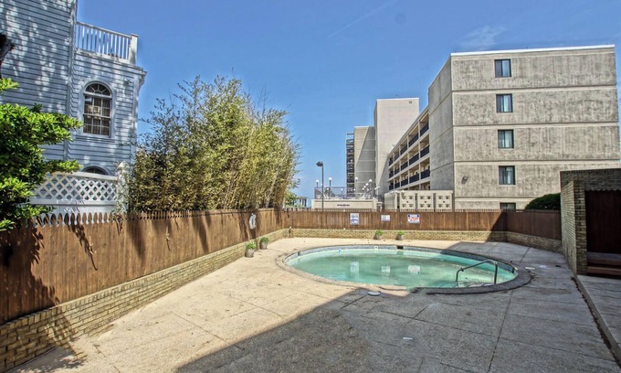 The Pines Eigentumswohnung | Steps to the Beach! 2nd Floor Condo w/ Pool, Balcony & Walk to Downtown Rehoboth