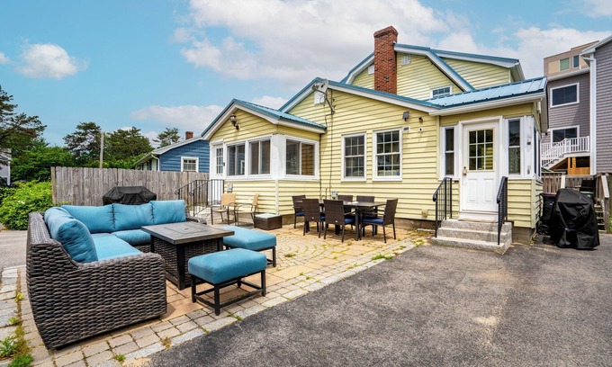 Old Orchard Beach Haus | Steps2Beach, 2SidesOfDuplex, Grill & Fire Pit, Beach Gear