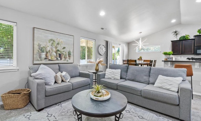 Nampa Haus | Stoddard Trailhead Central Nampa Home - Sleeps 10