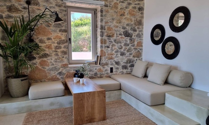 Kolios Hütte | Stone build Suite with private small pool