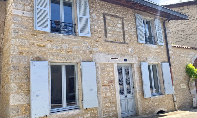 Poncin Haus | Stone house with jacuzzi 500m from the Ain 3bed 8p