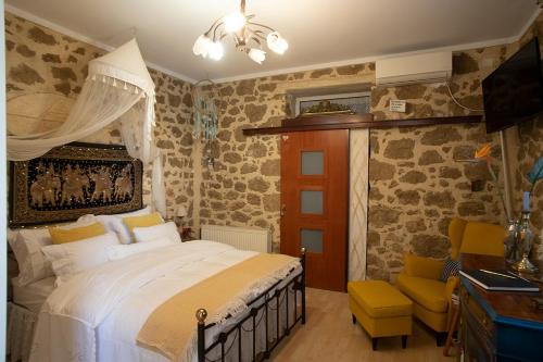 Korinthos Haus | Stone suite in the center of Corinth