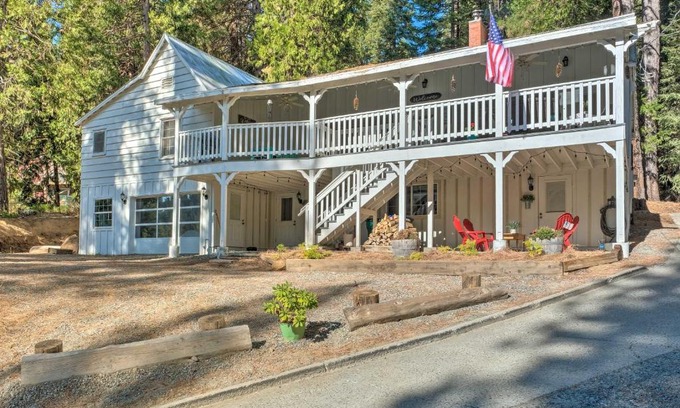 Strawberry Haus | Strawberry Hill Cabin 5 Mi to Skiing and Lake