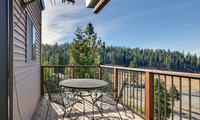 Pinecrest Haus | Strawberry Townhouse: Walk to Leland Snowplay!