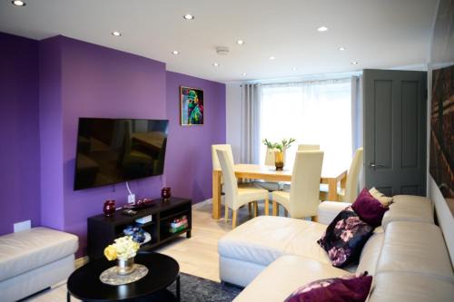 Bramcote Haus | Strelley house 2 , Perfect for business trip & Families holiday or working proffesionals-5 min from M1 J25 , 500MB Wi-Fi , Netflix , Fully equiped kitchen , Asda supermarket 5 min walk , Free Secure parking with CCTV ,available monthly deals