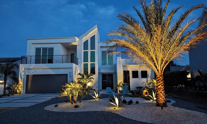 Ormond-by-the-Sea Villa | Striking Villa - Catagory 5 - w/ pool, WiFi in fantastic Ormond Beach