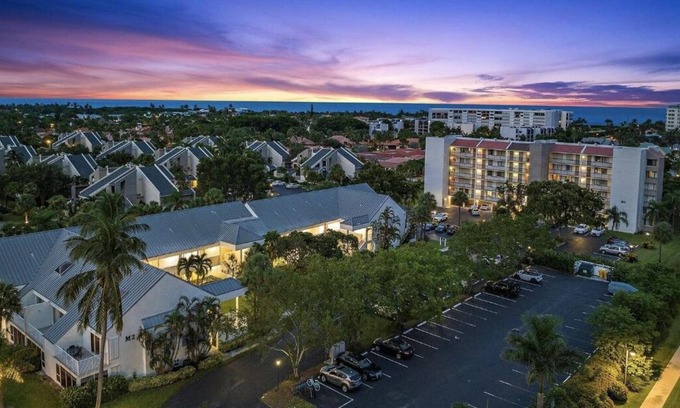 Jupiter Bed & Breakfast | Stroll to beach charming coastal living at its finest close to Jupiter Hotspots