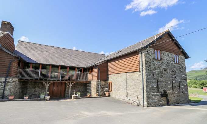 Tirabad Hütte | STUD FARM HOUSE, pet friendly, luxury holiday cottage in Knighton