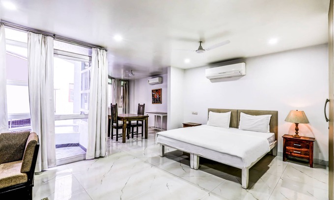 New Delhi Wohnung | Studio 37 with Juliet balcony