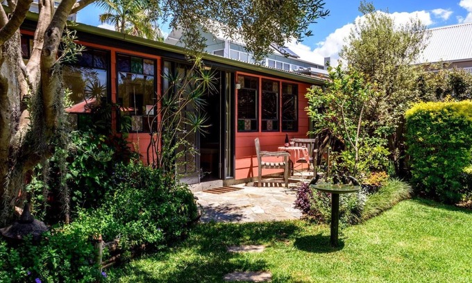 Balmain Hütte | Studio 44 B & B Balmain. Ein Häuschen in einem Garten.