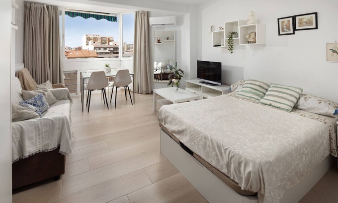 Torre del Mar Wohnung | Einzimmerapartment 'Sol Y Breeze' mit Meerblick, Wi-Fi und Klimaanlage