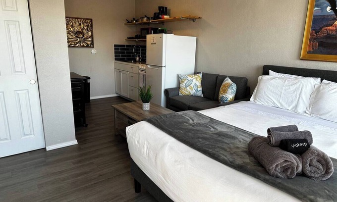 University Heights Wohnung | Studio Apartment w/balcony near Nob Hill, UMM and downown.