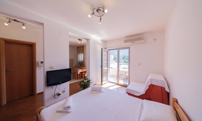 Maini Wohnung | Studio Apt for 3 w/ Balcony – Walking Distance to Beach No. 3