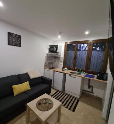 Neuilly-sur-Marne Wohnung | Studio bien équipé et indépendant avec véranda commune