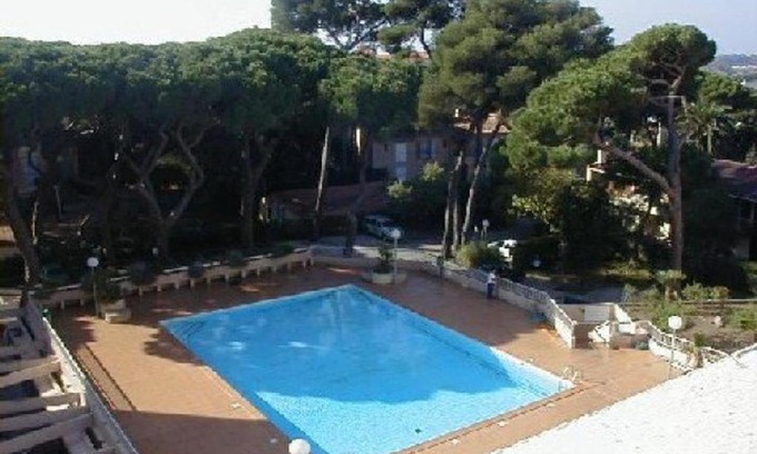 Toulon - Hyeres Wohnung | Studio Cabine à Hyères : piscine, proche port, plages et aéroport, parking inclus - FR-1-335-171