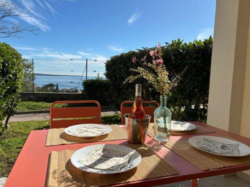 La Croix des Gardes Wohnung | Studio cabine avec vue mer, piscine et parking à Cannes la Bocca - FR-1-609-93