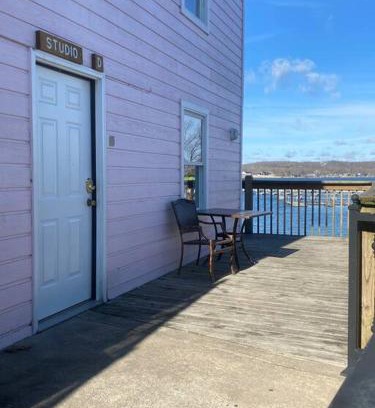 Lake Ozark Haus | Studio D Sleep 6- Bachelor/Bachelorette Parties!