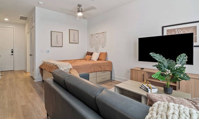 Neartown Wohnung | Studio in Downtown Houston | Shared Pool & Gym