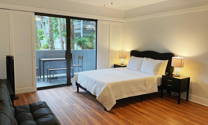 Hilo Eigentumswohnung | Studio in Hilo Center with Pool and Lake Views