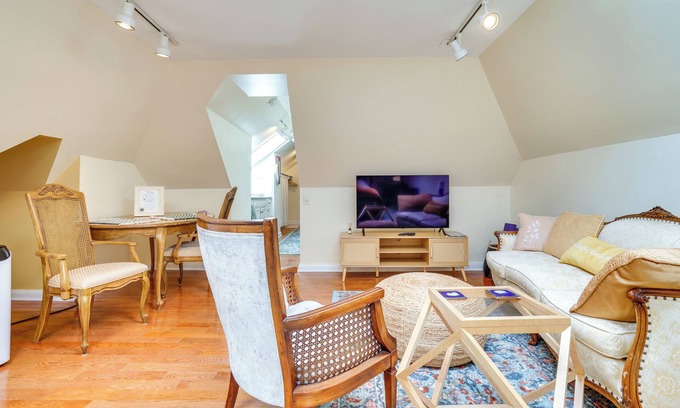 Summit - University Wohnung | Studio in Historic Cathedral Hill Neighborhood!