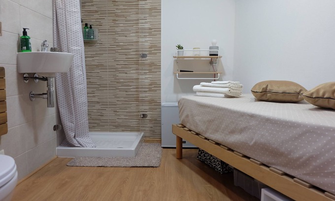 Olhao Wohnung | Unabhängiges Studio-Zimmer mit Klimaanlage, WLAN und Zugang zur Terrasse.