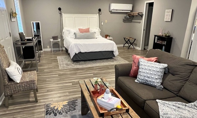 Pendleton Haus | Studio M easily walk to downtown Pendleton minutes from Noblesville and Fishers