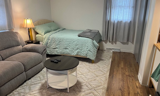 Columbus Wohnung | Charming studio in fabulous Columbus with WiFi, AC