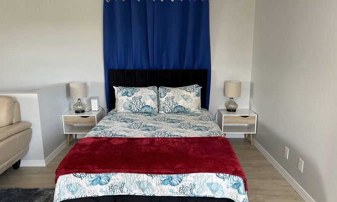 Lake Park Wohnung | Studio on a second floor with huge private back yard