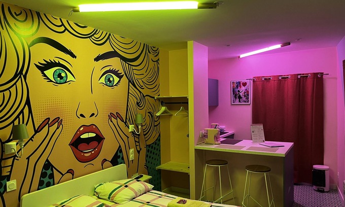 Centre-ville Wohnung | Studio POP in the city center, with Balnéo, in a colorful, retro atmosphere!