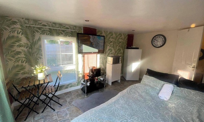 Patchway Wohnung | Studio-Sleeps 2 free parking-garden-near shops