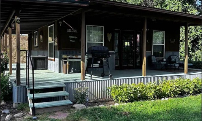 Aztec Kabine | Studio type cabin with access to use of private park on the banks of the Animas.
