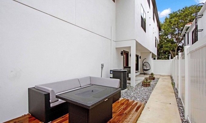 Courier City - Oscawana Wohnung | Studio w/ Patio & Grill by Soho Bars/Restaurants