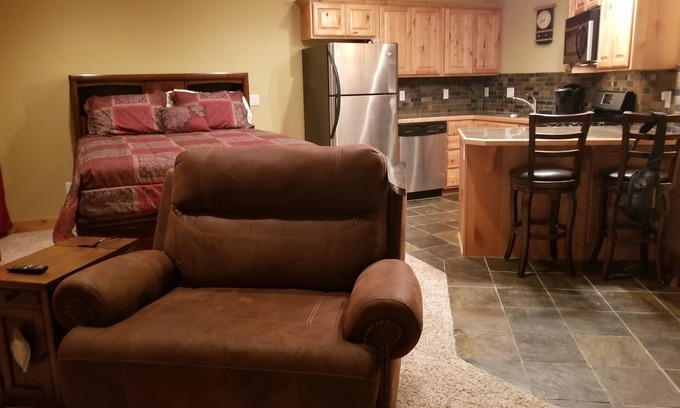 Kellogg Wohnung | Studio, with jetted tub and walking distance to ski resort!