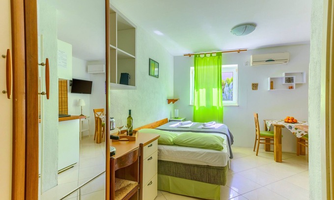Bacvice Wohnung | Studio with shared garden, 3 min walk to the beach