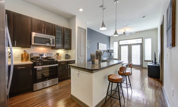 Energy Corridor Wohnung | Stunning 1bd suite with warm and bold interiors, great amenities, & a pool view.