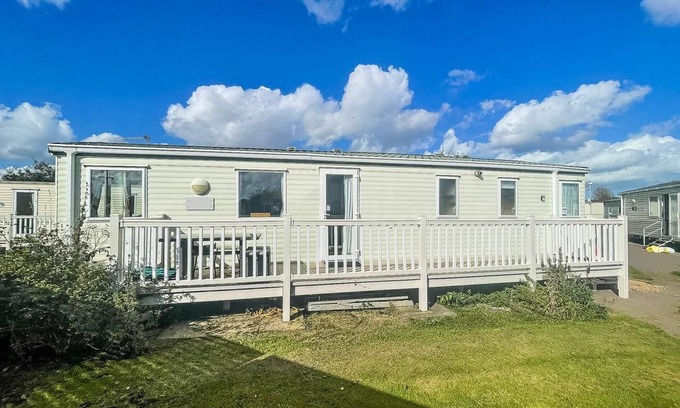 Scratby Haus | Stunning 6 berth caravan for hire in Norfolk, close to the beach! ref 19129S