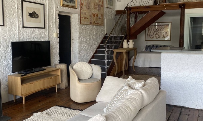 Upper Wakefield Wohnung | Stunning and Spacious Loft-Style Apartment in Historic Auburn