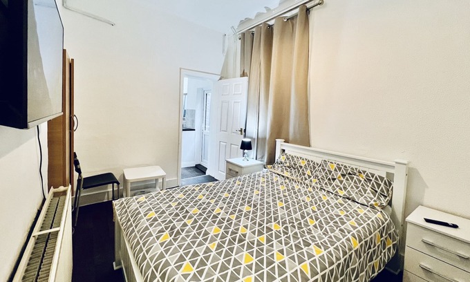 Loxford Wohnung | Stunning Apt | Free Parking | Private Garden