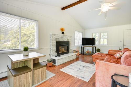 Au Gres Haus | Stunning Au Gres Retreat with Grill Less Than 1 Mi to Marina