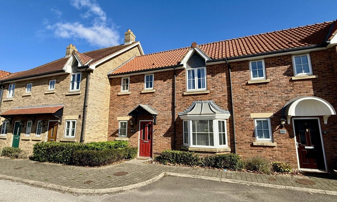 Filey Hütte | Stunning Coastal Cottage - Sleeping 4 in 2 Bedrooms - Pool and Beach Access Included.