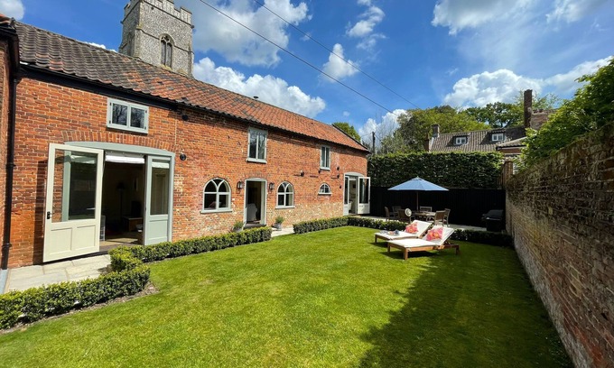 Banningham Haus | Stunning, dog friendly 3 bedroom/3 bathroom cottage close to beaches & short stroll to pub