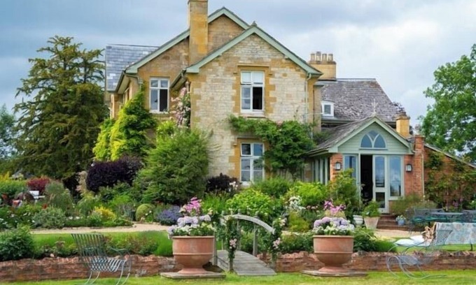 Broadway Haus | Stunning home with heated pool, hot tub, tennis court for 10 guests