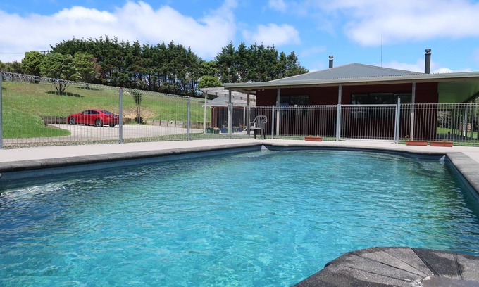 Helensville Haus | Atemberaubendes Haus für einen erholsamen Urlaub mit Pool in Helensville