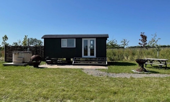 Haverhill Haus | Stunning Lakeside Shepherd's Hut - Hot Tub & Sauna